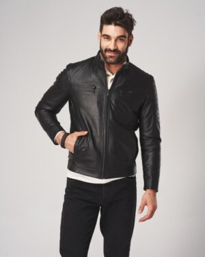 Kurtka skórzana męska w kolorze czarnym z zamkiem, kieszeniami i prostym krojem na zimę