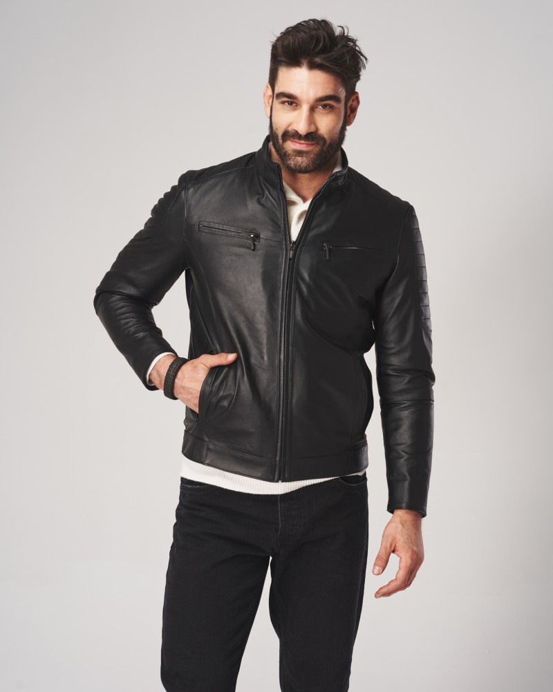 Kurtka skórzana męska w kolorze czarnym z zamkiem, kieszeniami i prostym krojem na zimę