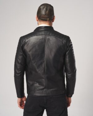 Czarna kurtka skórzana męska z pikowanymi detalami, dopasowany krój i elegancki kołnierz