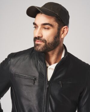 męska kurtka skórzana w kolorze czarnym z zamkiem i kieszeniami na piersi, idealna na zimowe dni