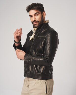 Kurtka skórzana męska w kolorze czarnym, z ozdobnymi przeszyciami i zamkami błyskawicznymi na piersiach