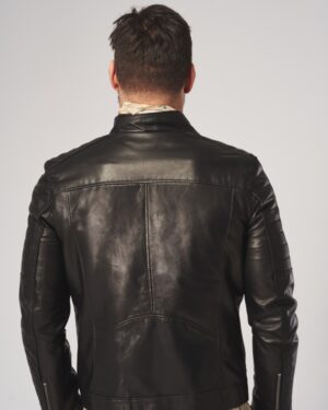 Męska kurtka skórzana w kolorze czarnym z dopasowanym krojem i detalami na ramionach