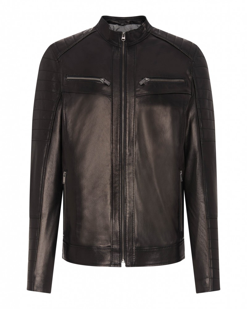 Czarna kurtka skórzana męska z suwakami, prostym krojem i pikowanymi detalami na ramionach
