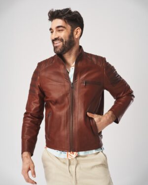 męska kurtka skórzana w kolorze brązowym z zamkiem i kieszeniami, dopasowany krój z przeszyciami na ramionach