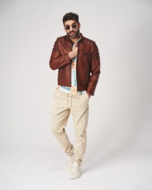 męska kurtka skórzana w brązowym kolorze z zamkiem, prostym krojem i detalami na ramionach