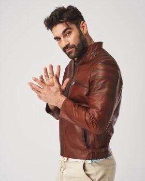 Męska kurtka skórzana w brązowym kolorze z asymetrycznym zapięciem i detalami na ramionach