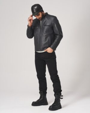 Kurtka skórzana męska w czarnym kolorze z dwoma kieszeniami i stójką, idealna na zimowe dni