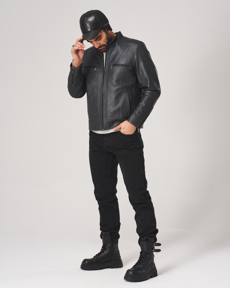 Kurtka skórzana męska w czarnym kolorze z dwoma kieszeniami i stójką, idealna na zimowe dni