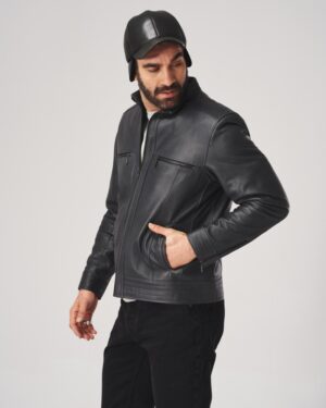 Męska kurtka skórzana w kolorze czarnym z zamkiem, kieszeniami i stójką, idealna na zimowe dni