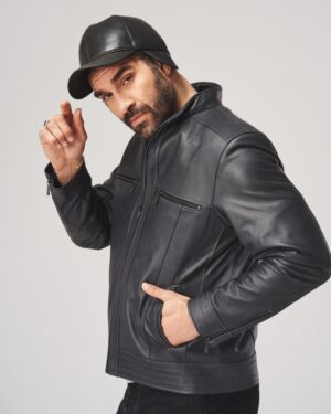 Męska kurtka skórzana w kolorze czarnym z kieszeniami i stojącym kołnierzem, idealna na zimowe dni