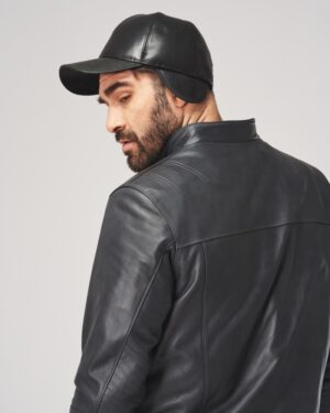 Męska kurtka skórzana w kolorze czarnym z klasycznym kołnierzem i ozdobnymi przeszyciami na rękawach