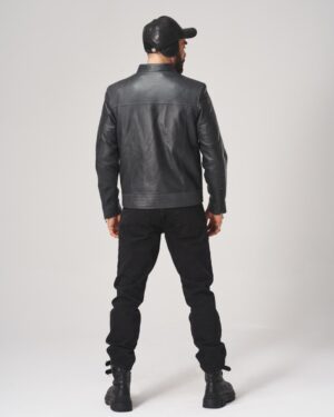 Męska kurtka skórzana w kolorze czarnym, z prostym krojem i kołnierzem, idealna na zimowe dni