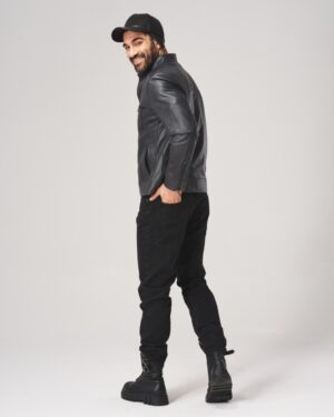 Męska kurtka skórzana w kolorze czarnym z zamkiem błyskawicznym i kieszeniami, idealna na zimowe dni