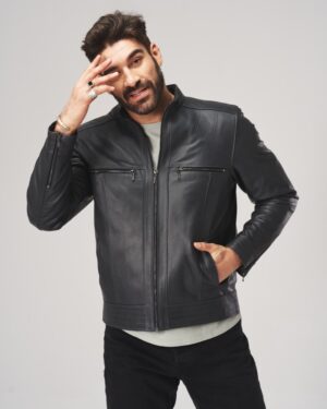 Kurtka skórzana męska w kolorze czarnym, z zamkami i klasycznym kołnierzem, idealna na zimowe dni