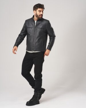 Kurtka skórzana męska w kolorze czarnym z zamkami, prostym krojem i stojącym kołnierzem