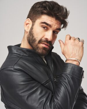 Męska kurtka skórzana w kolorze czarnym z zamkiem i kieszeniami, idealna na zimowe dni