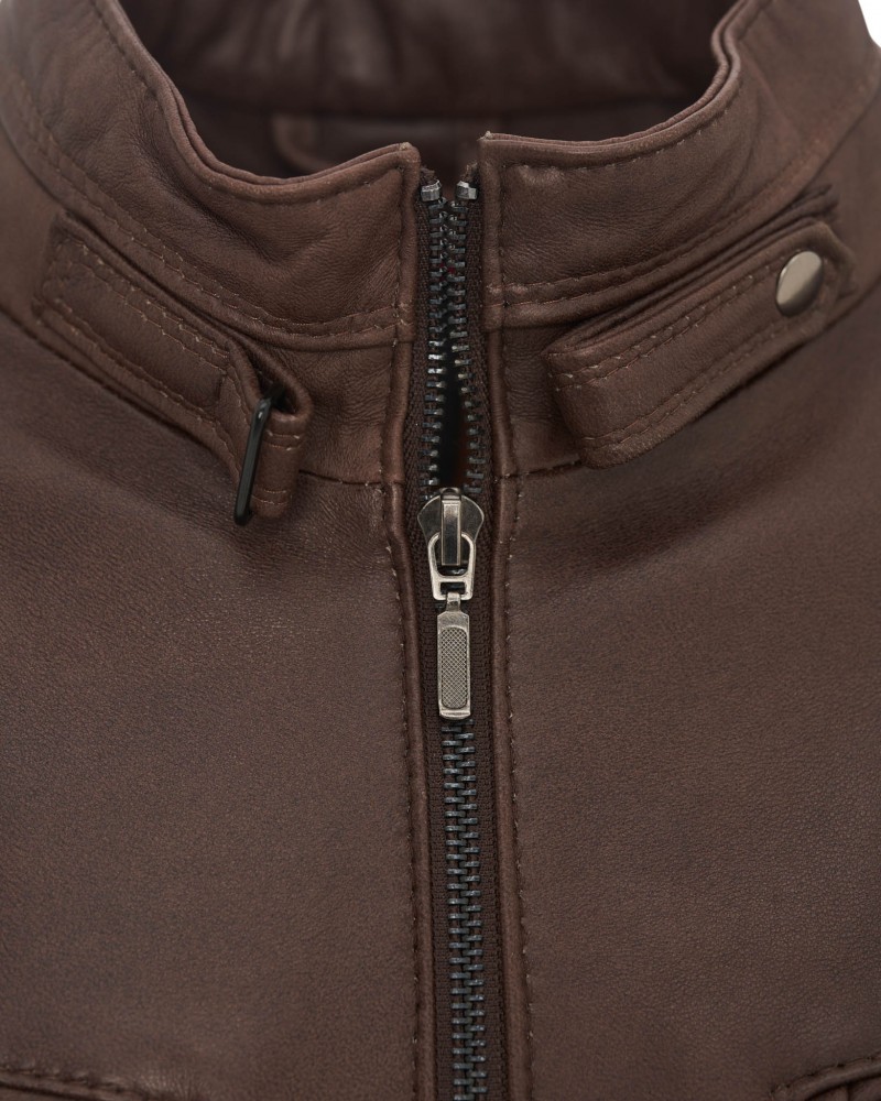 Kurtka skórzana męska w brązowym kolorze z wysokim kołnierzem i zamkiem błyskawicznym z metalowymi detalami