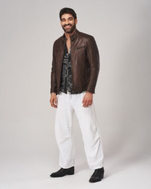 Kurtka skórzana męska w ciemnym brązie z zamkami, kołnierzem i prostym krojem, idealna na chłodne dni