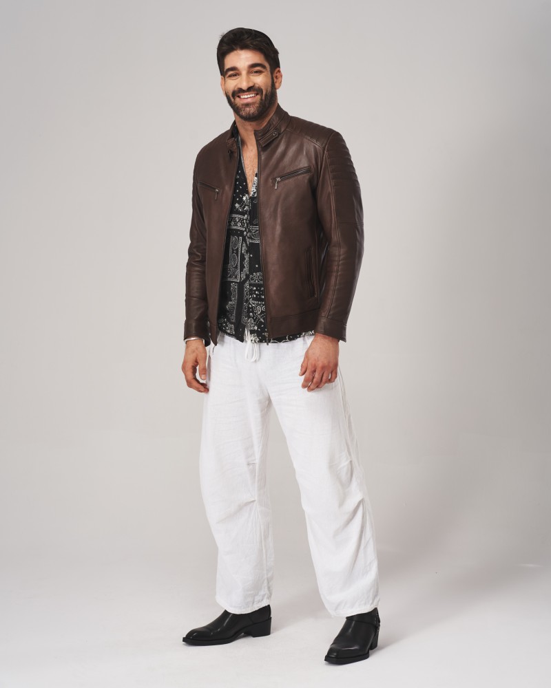 Kurtka skórzana męska w ciemnym brązie z zamkami, kołnierzem i prostym krojem, idealna na chłodne dni