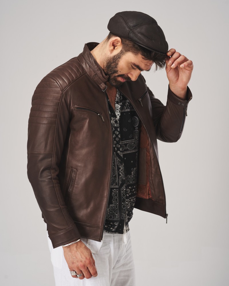 Męska kurtka skórzana w ciemnym brązie z detalami na ramionach i zamkiem błyskawicznym