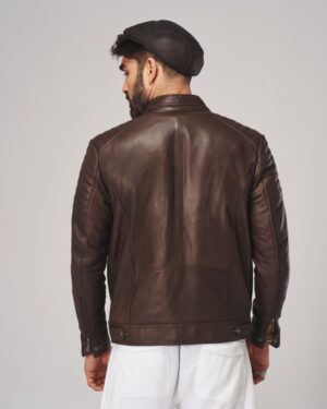 brązowa kurtka skórzana męska z przeszyciami i zapięciem na guziki z tyłu