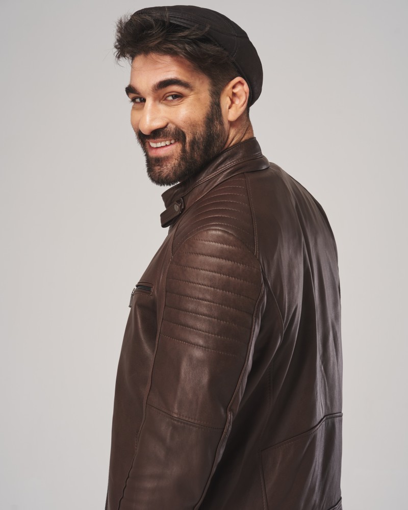 Kurtka skórzana męska w ciemnobrązowym kolorze z pikowanymi detalami na ramionach i zapięciem na zamek