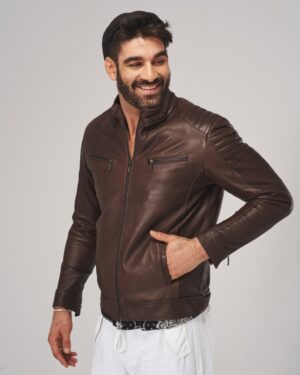 Męska kurtka skórzana w kolorze brązowym z zamkiem, kieszeniami i klasycznym krojem