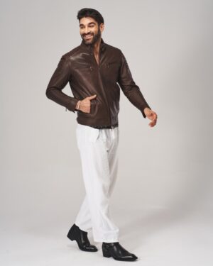 Męska kurtka skórzana w brązowym kolorze z dwoma kieszeniami i zamkiem błyskawicznym, idealna na chłodne dni