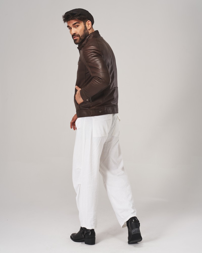 Kurtka skórzana męska w brązowym kolorze z klasycznym kołnierzem i kieszeniami po bokach