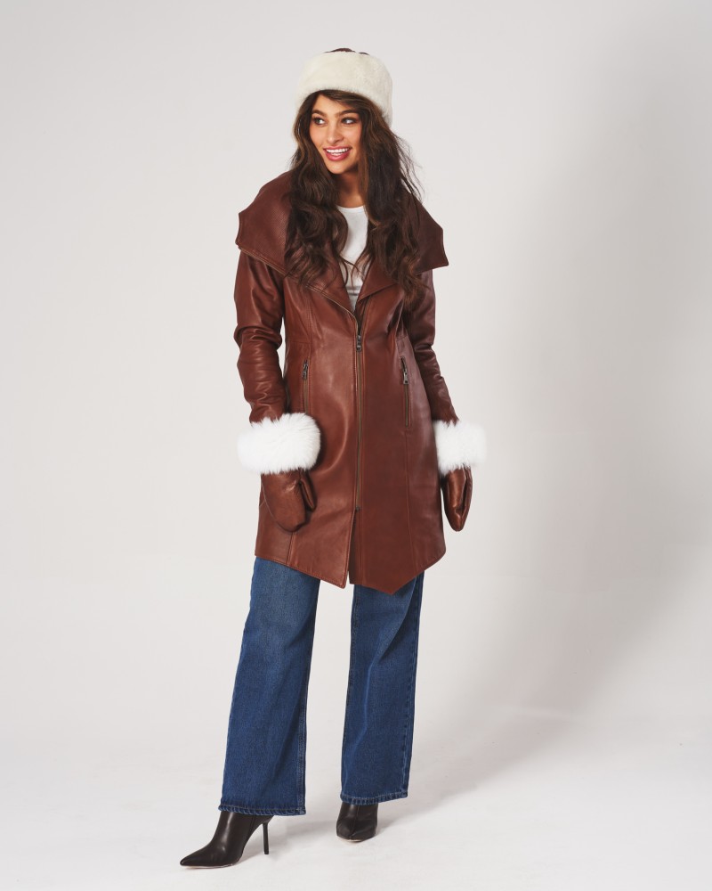 Płaszcz skórzany damski w brązowym kolorze z szerokim kołnierzem i futrzanymi mankietami