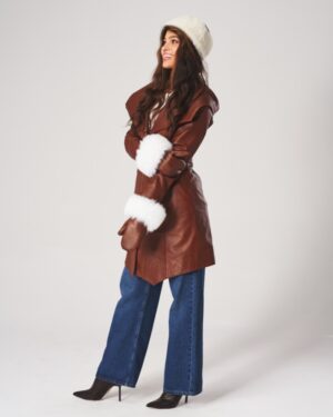 Płaszcz skórzany damski kolorze z białym futrzanym wykończeniem i szerokim kołnierzem, idealny na zimowe dni