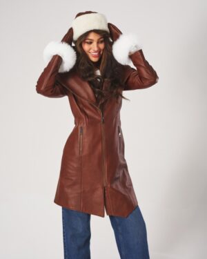 Płaszcz skórzany damski w brązowym kolorze z białym futrzanym wykończeniem przy rękawach i kapturze
