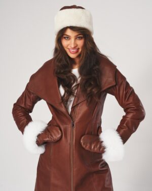 Płaszcz skórzany damski w kolorze brązowym z szerokim kołnierzem i futrzanymi mankietami