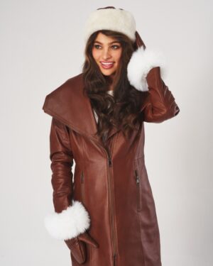 Płaszcz skórzany damski z dużym kołnierzem i futrzanymi mankietami, zapinany na zamek