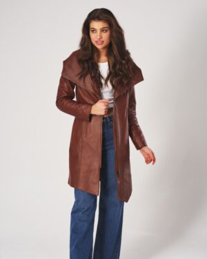 Płaszcz skórzany damski w kolorze brązowym z szerokim kołnierzem i zapięciem na zamek