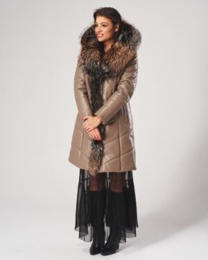 Płaszcz skórzany damski w kolorze beżowym z dużym futrzanym kołnierzem i przylegającym krojem