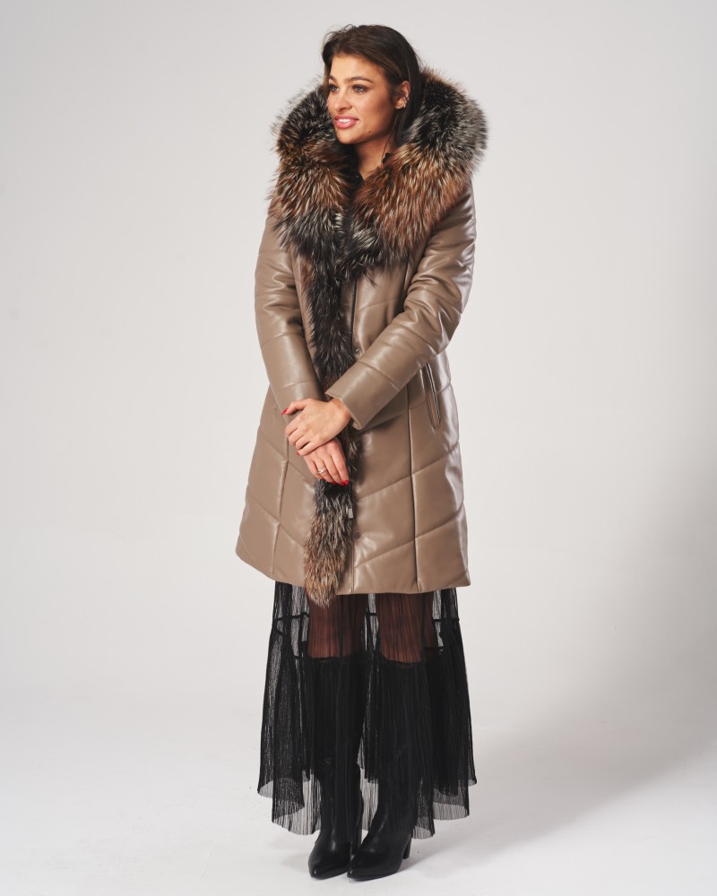 Płaszcz skórzany damski w kolorze beżowym z dużym futrzanym kołnierzem i przylegającym krojem