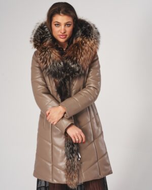 Płaszcz skórzany damski w beżowym kolorze z dużym futrzanym kołnierzem i ozdobnym paskiem na talii