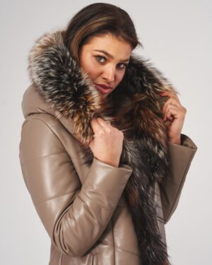 Płaszcz skórzany damski w kolorze beżowym z futrzanym kołnierzem i kapturem, idealna na zimowe dni