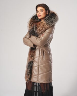 Płaszcz skórzany damski w beżowym kolorze z futrzanym kołnierzem i długim krojem, idealny na zimowe dni
