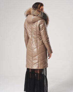 Płaszcz skórzany damski w beżowym kolorze z futrzanym kapturem i pikowanym wzorem, długość do kolan
