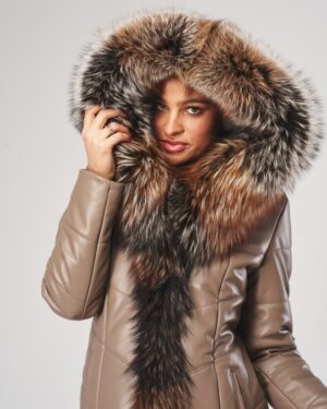 Płaszcz skórzany damski w kolorze brązowym z dużym futrzanym kapturem i eleganckim, dopasowanym krojem