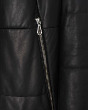 Płaszcz skórzany damski w kolorze czarnym z zamkiem błyskawicznym i pikowanym wykończeniem