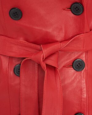 Płaszcz skórzany damski w intensywnym czerwonym kolorze, z eleganckim paskiem i dużymi guzikami