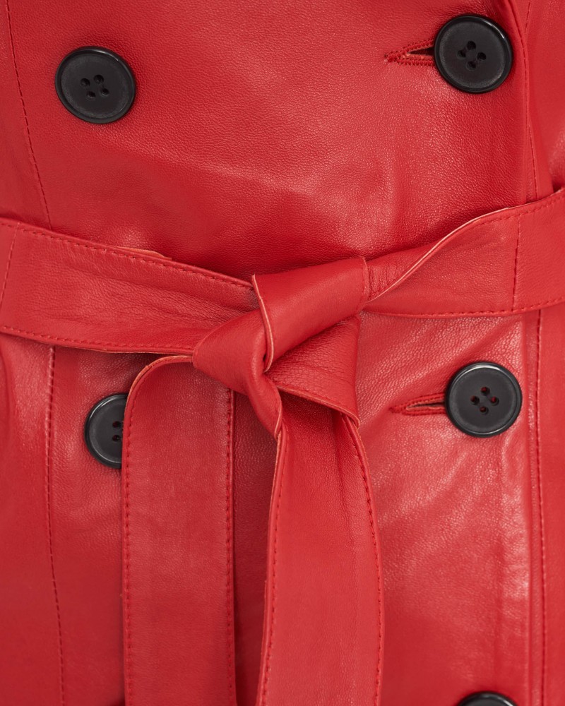 Płaszcz skórzany damski w intensywnym czerwonym kolorze, z eleganckim paskiem i dużymi guzikami