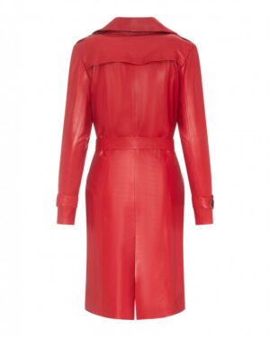 Czerwony płaszcz skórzany z kołnierzem, długimi rękawami i paskiem w talii
