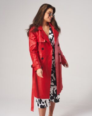 Czerwony płaszcz skórzany damski z guzikami, długim rękawem i paskiem w talii, idealny na zimowe dni