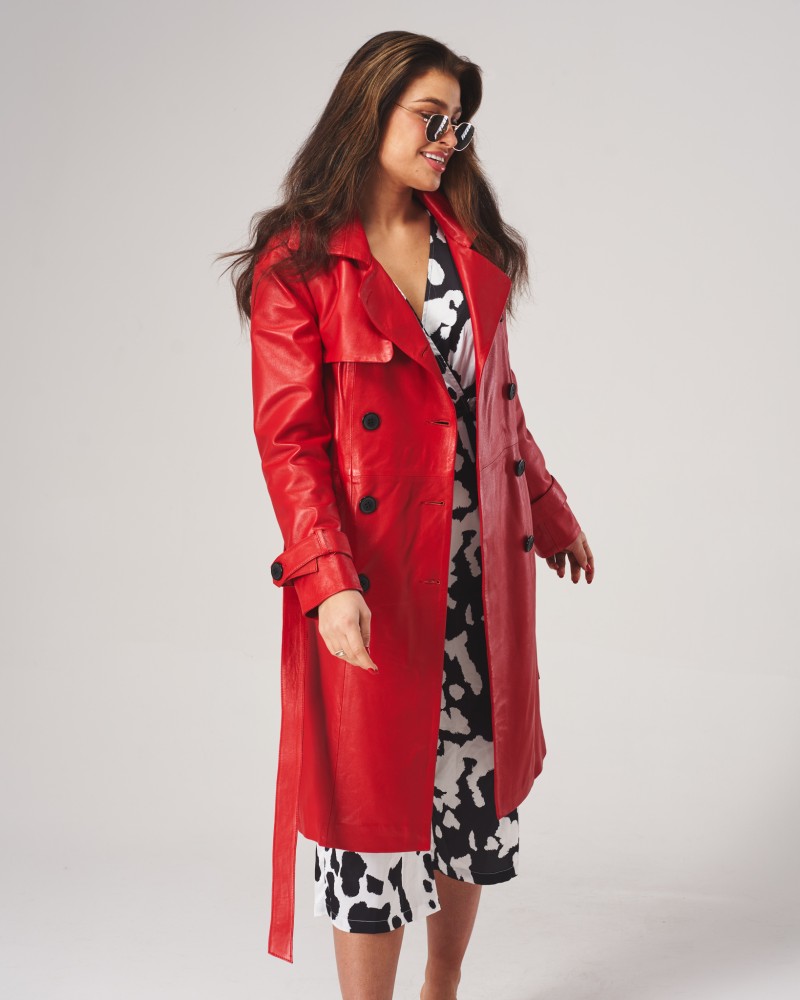 Czerwony płaszcz skórzany damski z guzikami, długim rękawem i paskiem w talii, idealny na zimowe dni