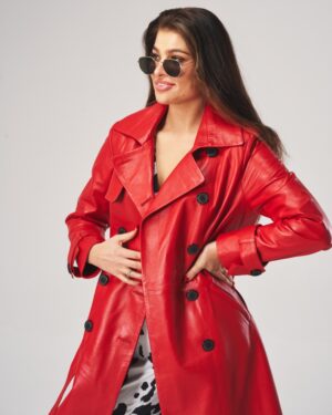 Czerwony płaszcz skórzany damski z dużymi guzikami i szerokim kołnierzem, idealna na zimowe dni