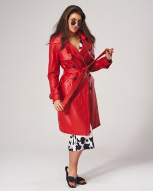 Płaszcz skórzany damski w intensywnym czerwonym kolorze z paskiem w talii i dużymi guzikami